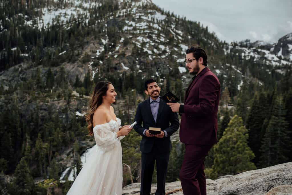elopement couple saying their vows on a mountain.